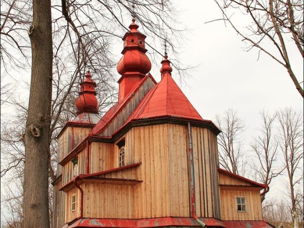 Drewniana filialna cerkiew greckokatolicka p.w. św. Paraskewii w Hołuczkowie . Zbudowana w 1858 r. przez miejscowego cieślę Konstiantyna Melnyka. Wewnątrz cerkw