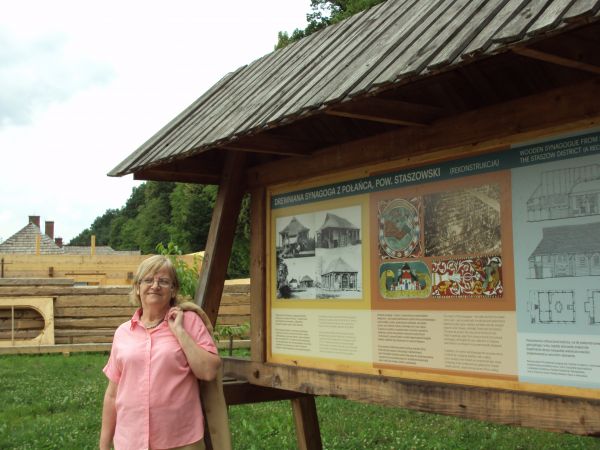 wznoszona jest synagoga - bożnica żydowska, rekonstrukcja tej z Połańca, zza Wisły.