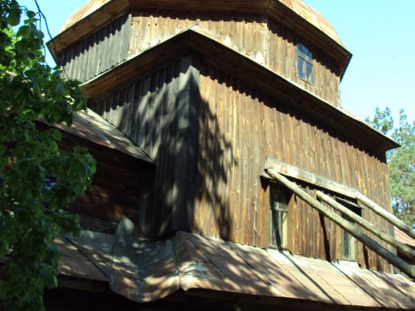 przed / obok zabytkowej cerkwi.