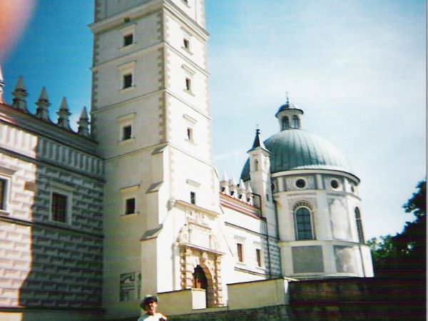 przed: budynek bramny z wieżą zegarową i Baszta Boska z kaplicą - na narożach są ponadto baszty: Papieska, Królewska i Szlachecka zwana też Rycerską. Jest jeszc