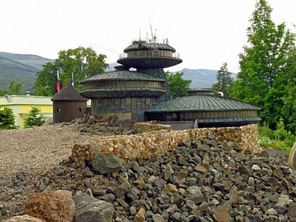 KOWARY - Park Miniatur Zabytków Dolnego Śląska -  Nowy budynek obserwatorium wysokogórskiego wzniesiony został w 1974 w kształcie trzech talerzy na górze  znajd