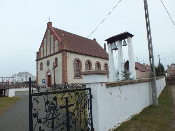 kościół /czynny/ p w Niepokalanego Poczęcia NMP  - przed laty pełnił rolę kaplicy cmentarnej