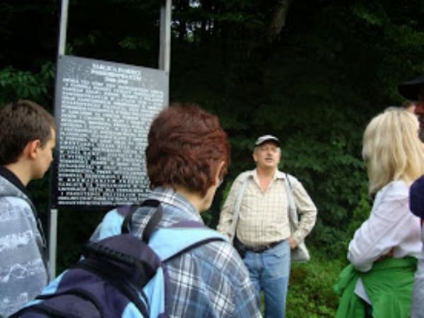 na tablicy wiedza o obozie pracy dla Żydów na terenie Zasławia, lata 1940-44,  tzw. Zwangsarbeitslager Zaslaw. Przy temacie : 22.09.1941r. okupant wysłał  pierw
