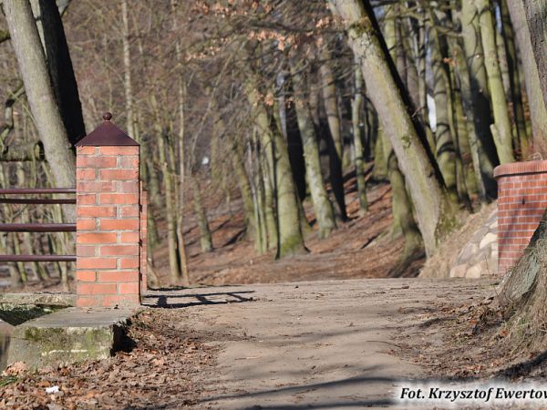 Gryfice, luty 2011 r. Park Miejski (rzeka Rega) - Mostek zakochanych.