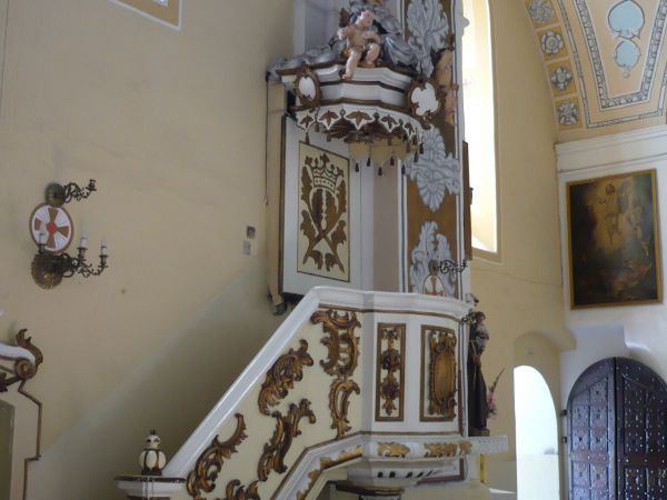 Drewniana ambona ,nadwieszona,przyścienna,po prawej stronie
prezbiterium. Ambonę wieńczy baldachim z symbolem Duch Świętego
w postaci Gołębicy.