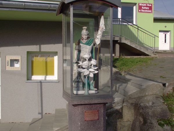 kapliczka z figurą św. Floriana - przed remizą OSP. Ongiś na kamienicach i domach w Krakowie bywały napisy : "Św. Florianie - miej ten dom w obronie, niechaj pł