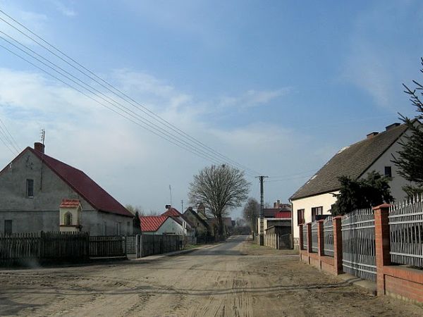 Ulica Długa w Zębowie tzw Kozi Rynek widok od miejscowości Linie.