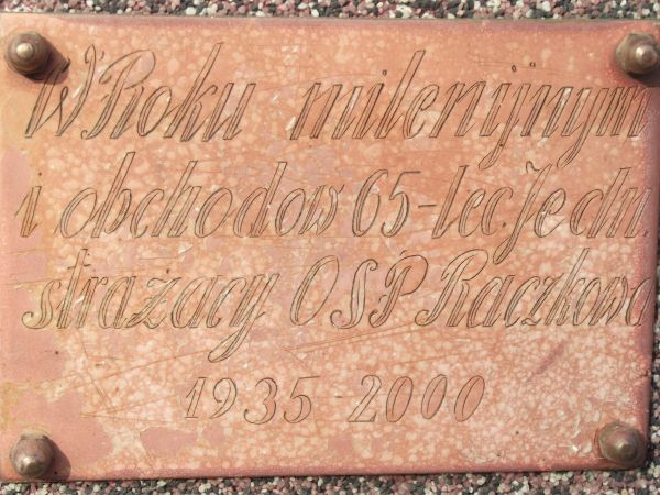 dla uczczenia : j/w. - na postumencie kapliczki z figurą św. Floriana.