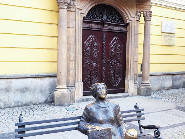 na ławeczce przy pomniku Marii Kunic - świdnickiej astronomki.