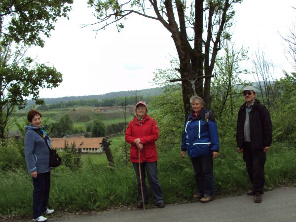 przy drodze krzyż, w dolinie zabudowania dawnego PGR-u Kożuszne, dalej  czynny kamieniołom,za doliną Osławy po prawej zbocze g.Horodysko - 481m npm. Za kamienio
