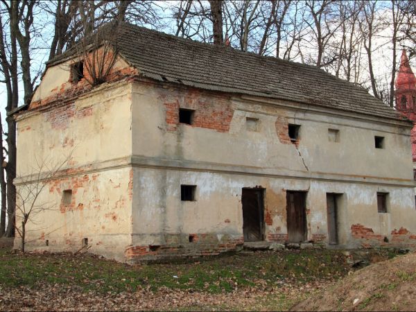 Spichlerz dworski z XIX wieku.