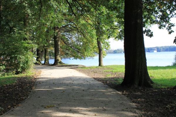 Oświetlona, z miejscami postojowym, ścież rowerowa dookoła j. Trzesiecko