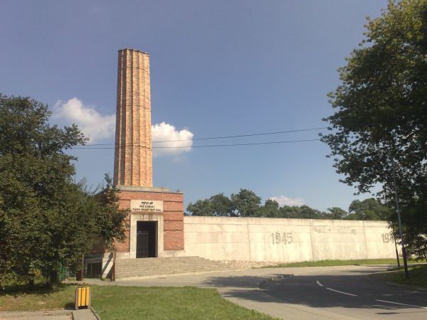 Radegast – nieczynny już przystanek kolejowy. Pomnik upamiętniający martyrologię Żydów