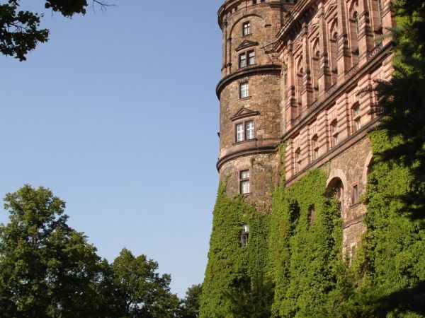 Zamek Książ - wybudowany w latach 1288-1292 przez księcia świdnicko-jaworskiego Bolka I Surowego . Od 1509 r. jako zastaw, a od 1605 r. wykupiony i wlasnosc dzi