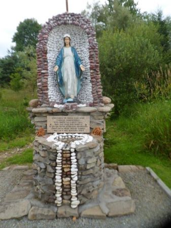 różaniec oplata źródło życia i należy z niego czerpać i nim się posilać - a to na postumencie figury Matki Bożej.