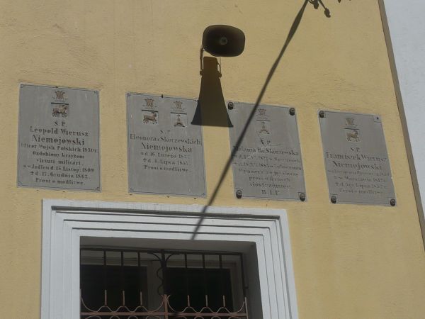 Na południowej ścianie kościoła marmurowe Epitafium rodziny Niemojowskich.