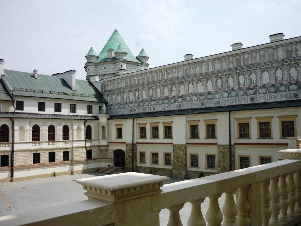 Jedna z najpiękniejszych rezydencji pałacowych w Polsce. Położona 10 km na południe od Przemyśla.  Zamek - pałac powstał w XVI wieku.  Przez kolejne lata rozbud