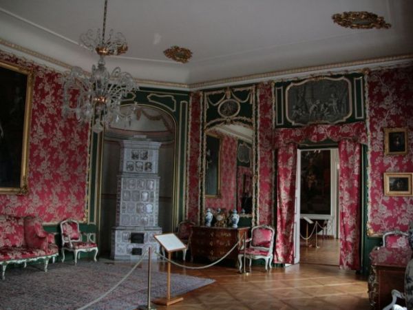 Michał Piotr Radziwiłł założył przy pałacu manufakturę mebli i majoliki, uzupełnił uszczuplone wyposażenie wnętrz i wyposażył na nowo bibliotekę pałacową.