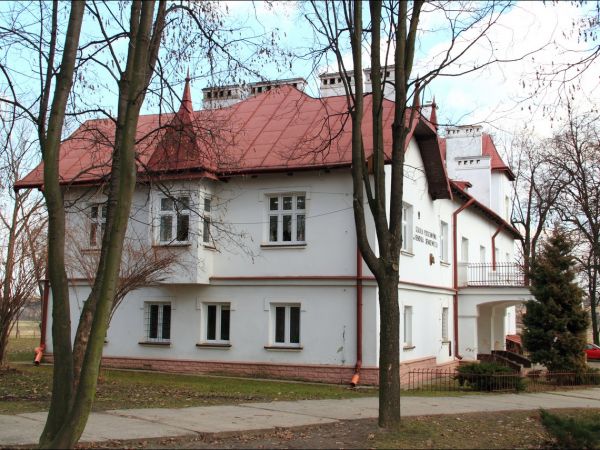 Dwór z XIX w. Gruntownie przebudowany w 1910 roku. Obecnie szkoła podstawowa .  Park krajobrazowy z aleją dojazdową z XIX w.