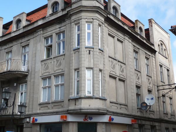 Jedna z narożnych kamienic.