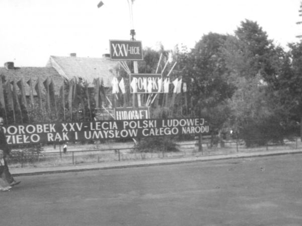 Żerków Rynek z widokiem na wieżę przekaźnikową TV