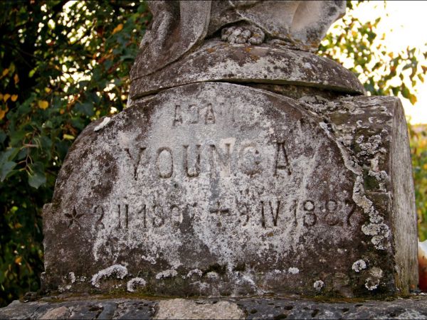 Cerkiew Pokrow Przeświętej Bogarodzicy w Miękiszu Starym. Zbudowana w latach 1803−1811. Wokół cerkwi groby rodziny Younga.