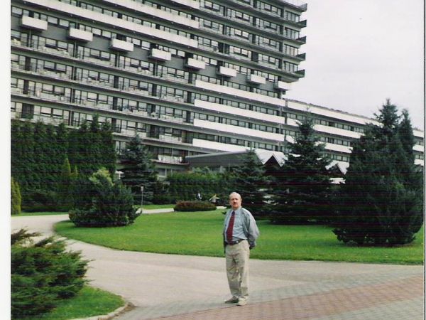 na zdjęciu: przed obiektem Szpitala i Sanatorium Uzdrowiskowego "RÓWNICA".