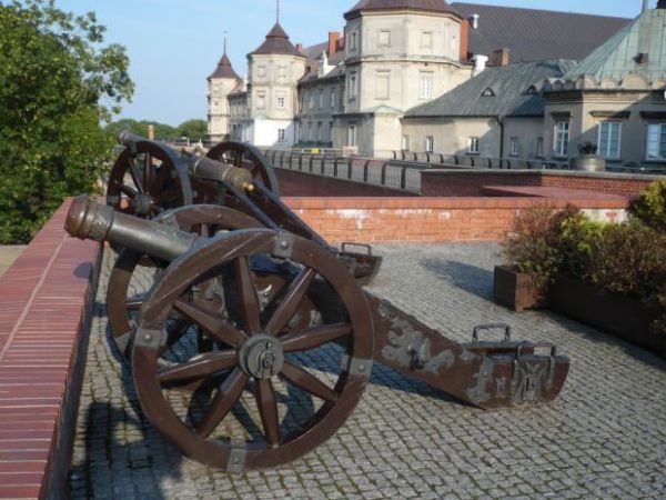 Na murach obronnych armaty w głębi zabudowa klasztorna.