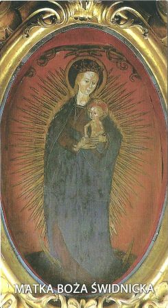 Matka Boża Świdnicka - W jednej z bocznych kaplic katedry znajduje się gotycki obraz Matki Boskiej Świdnickiej, zwany też „Maria in sole", czyli Maryja w słońcu