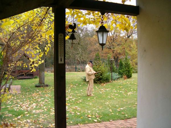 Malowanie jesiennych Kęszyc - artysta Andrzej Grocholski