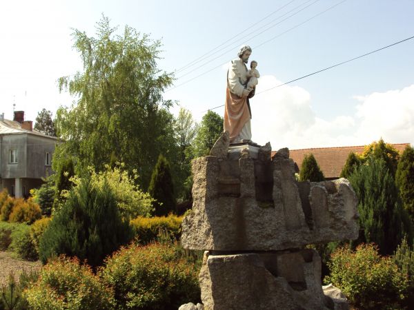 kapliczka z figurą św. Antoniego z Dzieciątkiem - przy kościele.