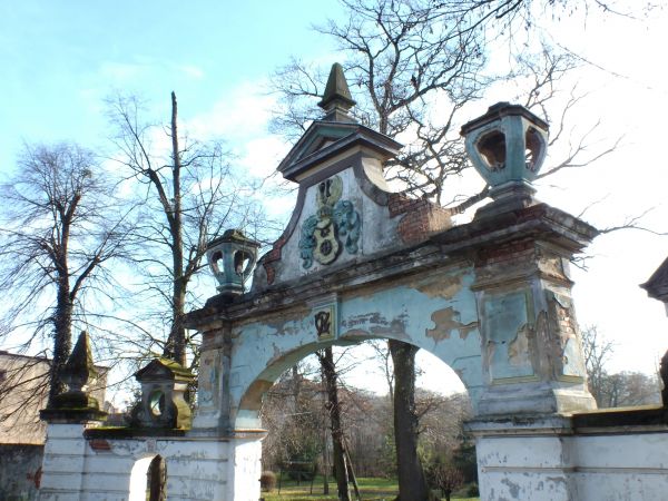 Brama wjazdowa na teren byłej siedziby von Kramstów Georg von Kramsta został osadzony w Auschwitz przez hitlerowców za pomoc w ucieczce grupy Żydów zatrudnionyc