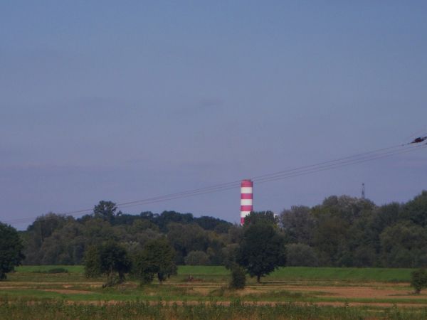 Komin elektrowni widziany z wałów