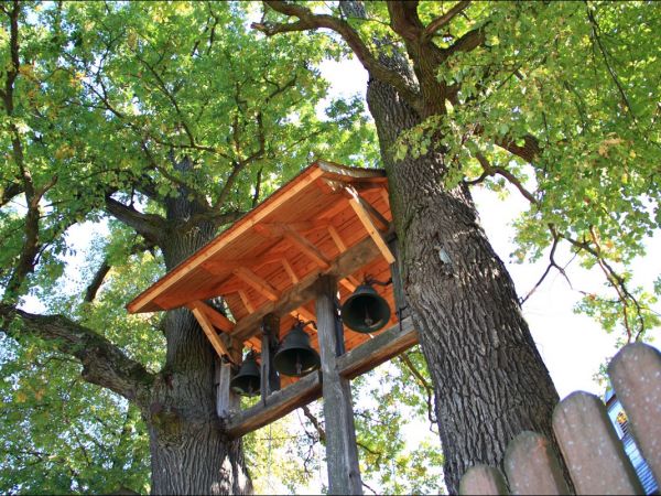 Dawny kościół rzymskokatolicki pw. Objawienia Pańskiego (Trzech Króli), zbudowany w 1754 r. Według tradycji kościół został zakupiony i przeniesiony z Narola. Dz