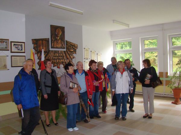 z p. dyrektor - w  holu Patrona Szkoły JP II-go. Każdy z uczestników otrzymał na pamiątkę wydanie książki pt. "Szepty historii" - praca zbiorowa dotycząca dziej