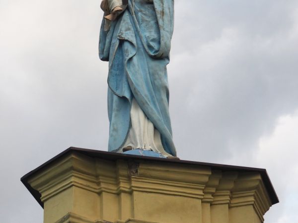 figura Matki Boskiej Szkaplerznej - na cokole, postument figury postawiony przed 1733r., na rzucie trójkąta, ujęty zdwojonymi pilastrami.