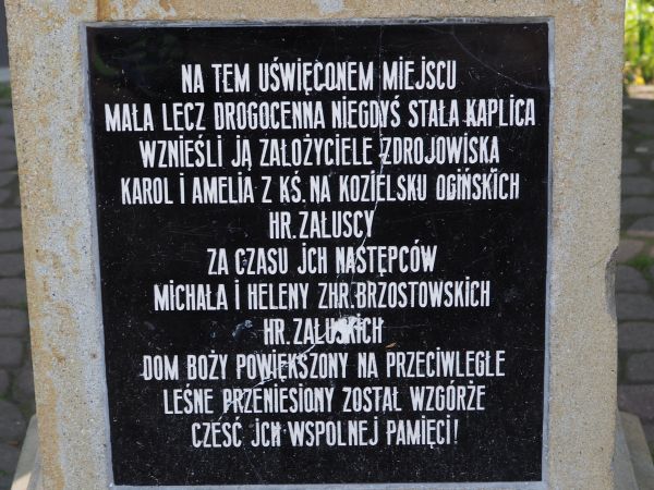 obelisk z tablicą - dla uczczenia miejsca poświęconego, to tu w XIX wieku była kaplica zdrojowa dla wyznawców obrządku rzymsko-katolickiego - dla tych co tu zam
