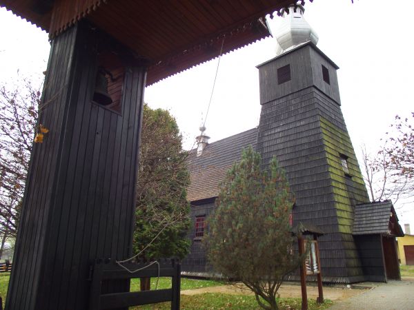 dawna kaplica dworska, później kościół z przełomu XVI / XVII wieku, wieża dobudowana współcześnie, wyposażenie wnętrza z XVIII wieku. Na zdjęciu : fragment bram