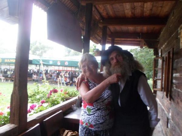 zdjęcie z panem przewodnikiem po skansenie - tu ubranym w modzie żydowskiej. Z panem Markiem znamy się prywatnie - i tu się spoufalamy... i pozdrawiamy !