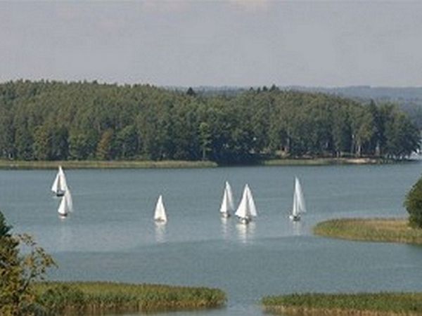 Żeglowanie na jeziorze Narie.