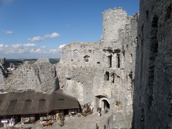 ZAMEK  OGRODZIENIEC  znajduje się w osadzie  Podzamcze , około 2 km na wschód od miejscowosci  Ogrodzieniec.