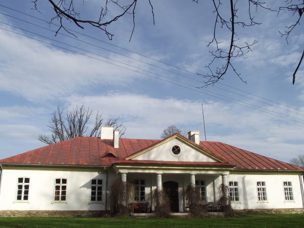 Dwór polski - iluż malarzy inspirował, ileż poezji mu poświęcono, ileż literatury narodziło się w jego pachnących żywicą i zasuszonymi kwiatami wnętrzu. Tu dwor