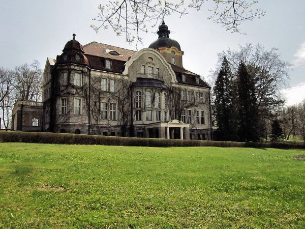 Piękny Pałac w Łężanach z XX w. widok od strony północnej.