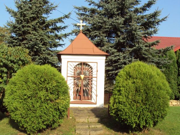 kapliczka pw. św. Bartłomieja - powiadali, że od wieków tam stała - "od zawsze", zadbana, odnowiona elewacja, dach pomalowany. Nisza kapliczna z figurą świętego