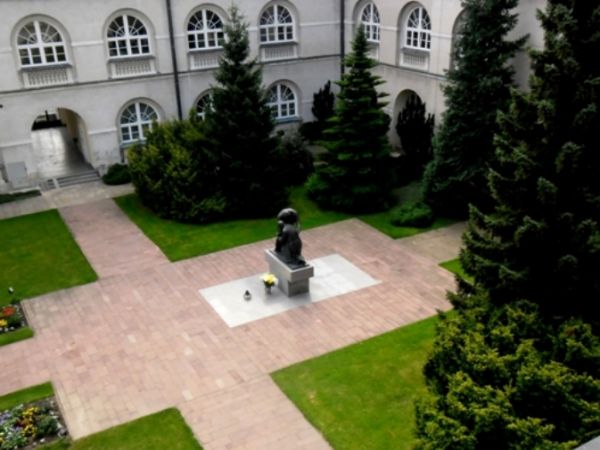 Dziedziniec KUL-u z pomnikiem wielkich Polaków.