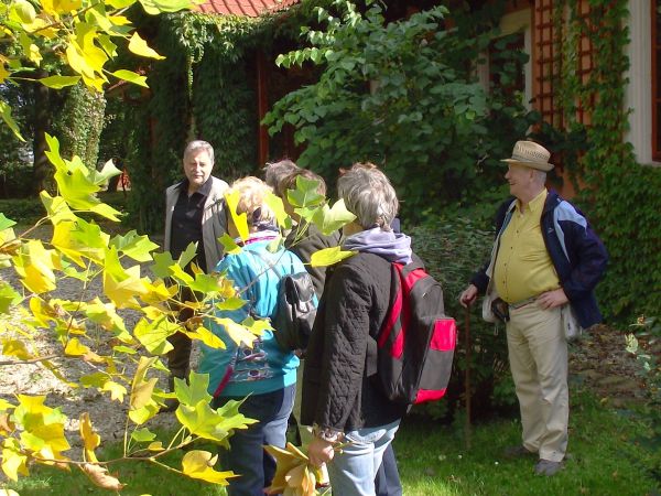 przed dworskim gankiem, wiele pytań gospodarzowi zadajemy i z ciekawością odpowiedzi wysłuchamy.