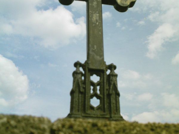 Jeden z dwóch krzyży znajdujących sie na bramie cmentarza.