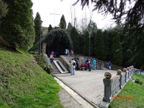 źródełko z kaplicą, woda uznawana jest, ceniona, stosowana w chorobach oczu, dla pracujących przy komputerach do przemywania, kierowców z dalszych tras, czytają