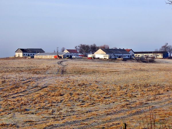 Wieś Lipowa Góra leży przy szosie Reszel-Święta Lipka-na zdjeciu widok z szosy,wschodnia strona Lipowej Góry,zabudowania gospodarcze Lipowej Góry.2012-01-01