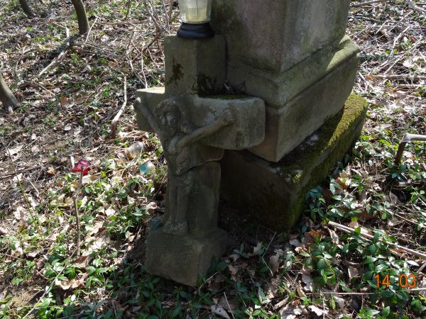 na cmentarzu wyznawców obrządku grecko-katolickiego, do czasu wysiedleń - mieszkańców tej wsi - duży płat barwinka stanowi poszycie leśne, cmentarne.